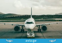 მსოფლიოს 5 ყველაზე საშიში აეროპორტი, სადაც პილოტებისთვის დაჯდომა ნამდვილი გამოწვევაა Front view of a commercial airplane on the tarmac with mountains in the background.