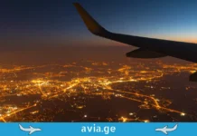 იაფდება თუ არა ავიაბილეთები ინკოგნიტო რეჟიმში? – საუკეთესო დრო ევროპაში სამოგზაუროდ View from airplane window of night city lights with avia.ge branding