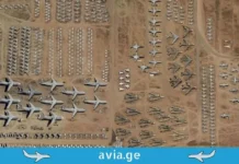 თვითმფრინავების „სასაფლაო“ უდაბნოში: როგორ აცოცხლებენ მიტოვებულ ხომალდებს Aerial view of a massive aircraft boneyard with hundreds of airplanes parked in rows in the desert.