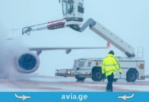 როგორ მოქმედებს ამინდი ფრენის განრიგზე: ყველაფერი, რაც მგზავრმა უნდა იცოდეს Airplane de-icing process at winter airport during snow for flight safety.