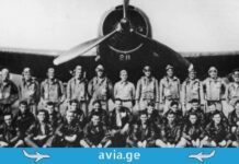 ავიაციის ამოუხსნელი გამოცანები: რეისები, რომლებიც უკვალოდ გაქრა A vintage black and white photograph shows a large group of aviators posing in front of a propeller aircraft.