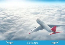 დიაგნოზები, რომელთა დროსაც ფრენა არ არის რეკომენდებული A Boeing 747 airplane with red tail fins flying above a vast field of clouds, with a bright sunlight at the horizon and an avia.ge website banner.