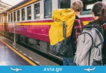 მოგზაურობა ექსპერტივით: რჩევები, რომლებსაც არ გიმხელენ Two backpackers on a train station platform