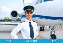 პირველი ქალი პილოტები: როგორ ამსხვრევდნენ დედები სტერეოტიპებს ავიაციის ოქროს ხანაში Female pilot in professional uniform and cap smiling in front of a white private jet on an airport runway