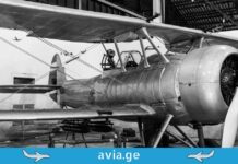 თვითმფრინავი, რომელიც 37 წლის შემდეგ დაეშვა: სიმართლე თუ ინტერნეტ-ლეგენდა? A black and white photo of a classic vintage biplane with a large front propeller, parked inside an aviation museum or hangar.