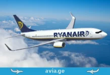 როგორ გახდა ფრენა ყველასთვის ხელმისაწვდომი – დაბალბიუჯეტიანი ავიაკომპანიები A Ryanair Boeing 737 airplane flying through clouds in a blue sky.