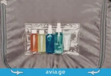 რატომ გვაიძულებენ სითხეების 100 მლ-იან ჭურჭელში ჩასხმას? რეალური მიზეზი 2006 წლიდან A transparent plastic bag with small travel-sized liquid bottles (under 100ml) placed on a grey suitcase for airport security check.