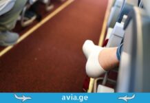 რატომ გვიშუპდება ფეხები და ხელები ფრენის დროს? – მიზეზები, რომლებიც უნდა იცოდეთ Tired passenger on a plane