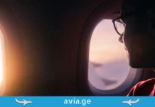 საბედისწერო „კუთხეები“, რომლებმაც ავიაცია შეცვალა – თვითმფრინავის ილუმინატორები A passenger looking through a round airplane window at sunset.