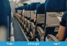 რატომ არ ირჩევენ გამოცდილი მგზავრები თვითმფრინავში ადგილს წინასწარ Airplane interior cabin with empty seats.