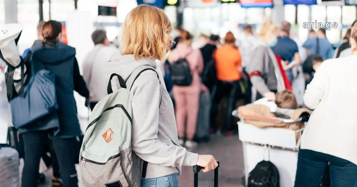 მგზავრები აეროპორტის ტერმინალში