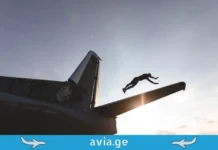 პილოტი თვითმფრინავის ფანჯრიდან გადავარდა და… გადარჩა! თვითმფრინავის ფრთა და ადამიანი