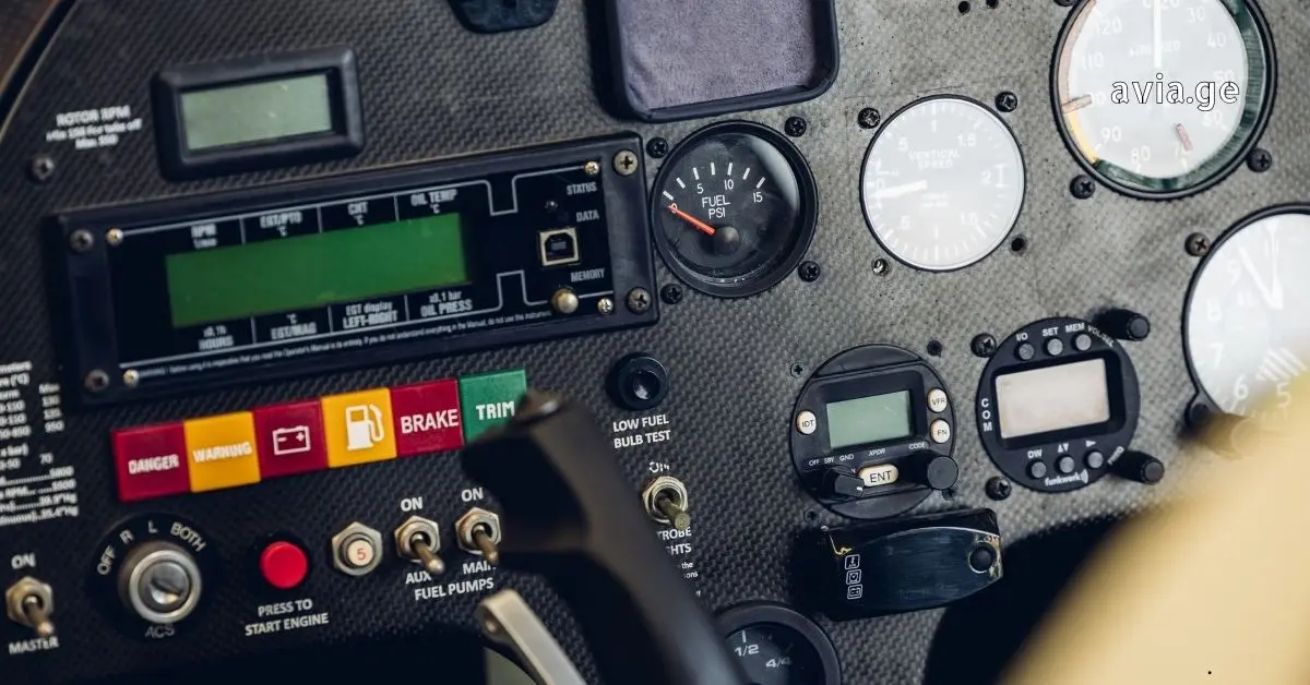 ვერტმფრენის კოკპიტი საავიაციო ხელსაწყოებით, მათ შორის საწვავის წნევის (Fuel PSI) მზომით, რომელიც უჩვენებს კრიტიკულ მაჩვენებელს "LOW FUEL BULB TEST" (საწვავის ნაკლებობის ნათურის ტესტი) გადამრთველის გვერდით.