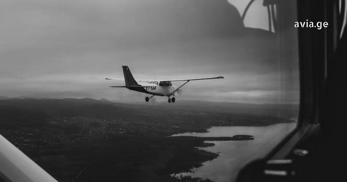 ძველი თვითმფრინავი მიფრინავს