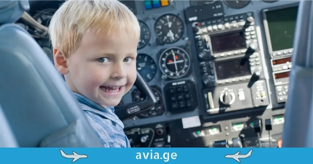 პილოტის ადგილზე ბავშვი ზის