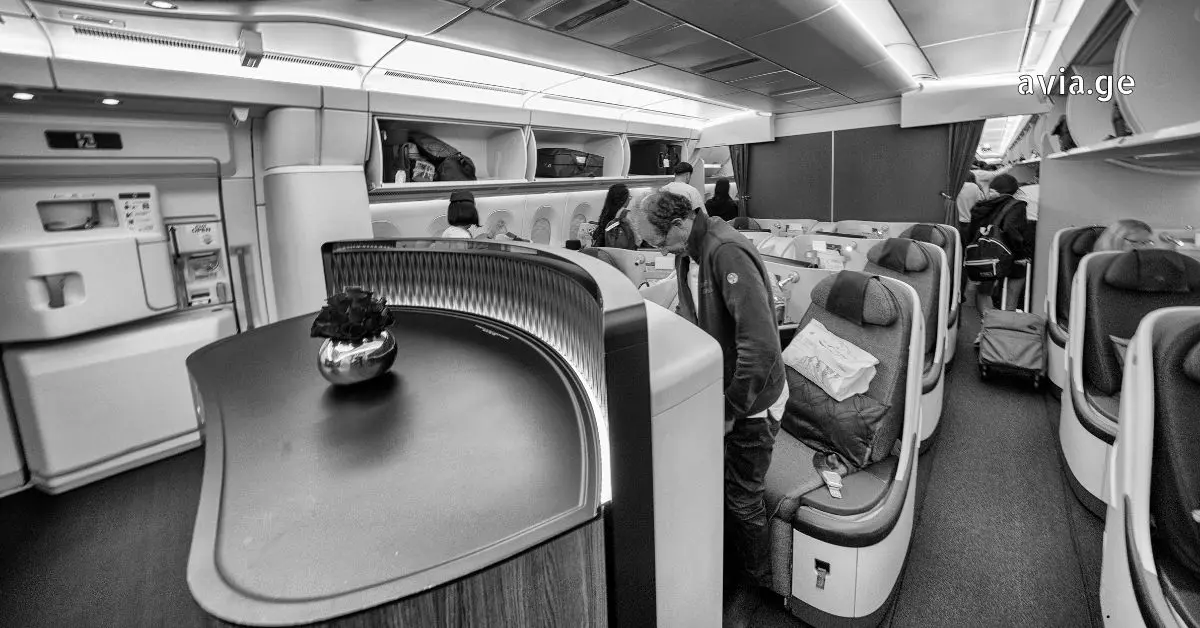 ბიზნეს კლასის სალონი მგზავრებით და მოსასვენებელი ზონით - avia.ge