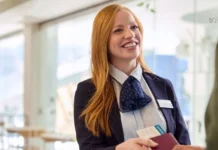 10,000 მეტრიდან თავისუფალი ვარდნა: ბორტგამცილებლის დაუჯერებელი გადარჩენის ისტორია ღიმილიანი ბორტგამცილებელი ფორმაში, რომელიც მგზავრს პასპორტსა და ბორტინგ ბარათს ართმევს