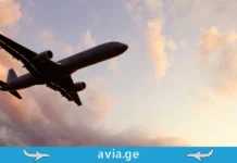 ერთი შეცდომა ტურიზმში, რომელიც შეიძლება თქვენი მოგზაურობის ფასი დაგიჯდეთ სამგზავრო თვითმფრინავი აფრენისას, ქვედა ხედი, მზის ჩასვლის ღრუბლიანი ცის ფონზე.