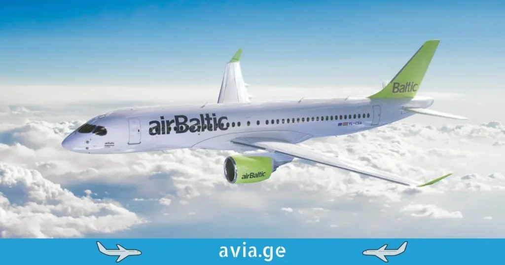 airBaltic-ის თვითმფრინავი Airbus A220 ფრენისას ღრუბლების ზემოთ, avia.ge-ის ლოგოთი.