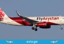 FlyArystan-ი ზაფხულის სანავიგაციო სეზონზე ქუთაისიდან ასტანის მიმართულებით ფრენების ინტენსივობას ზრდის FlyArystan-ის Airbus A320 თვითმფრინავი დაფრენისას, avia.ge-ს ლოგოთი.
