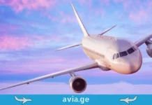 „მოჩვენება ლაინერი“ ცაში: საიდუმლო 35 000 ფუტის სიმაღლეზე თვითმფრინავი დაფრინავს ფერად, ვარდისფერ ცაზე, avia.ge-ს ლოგოთი.