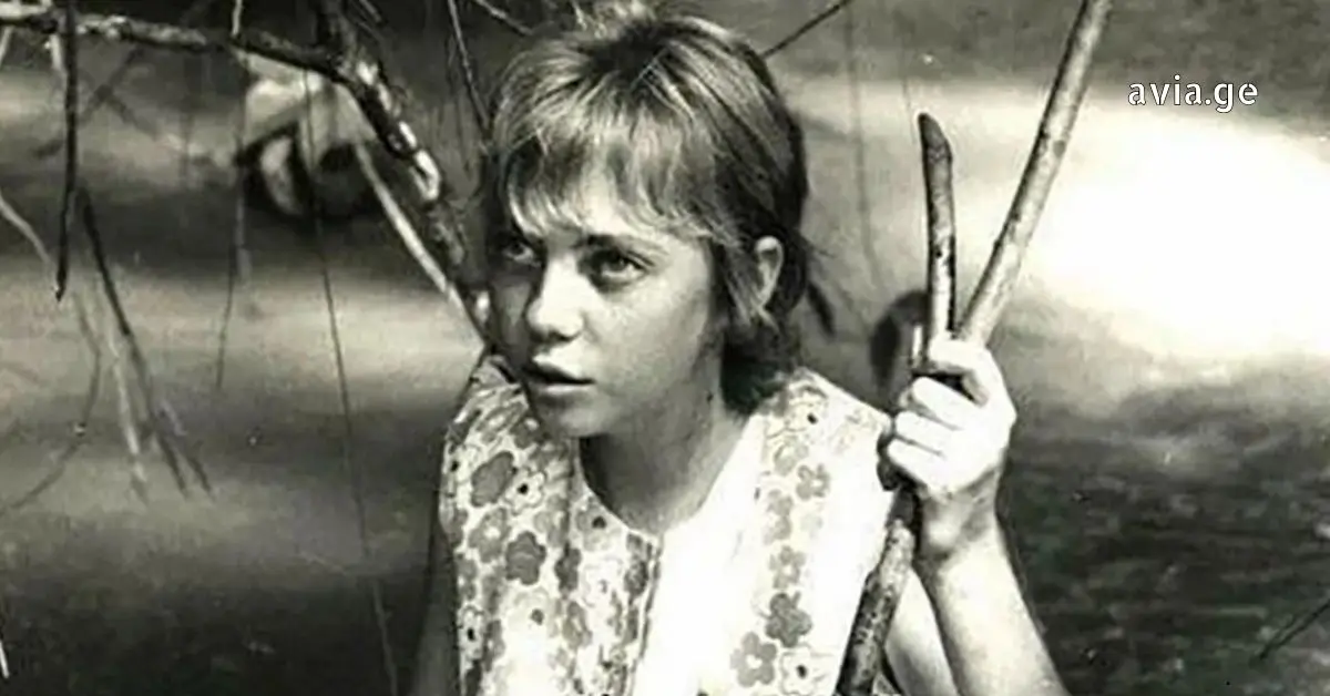 შავ-თეთრი კადრი ფილმიდან: ახალგაზრდა ქალი ჯუნგლებში ხელში ჯოხებით - avia.ge