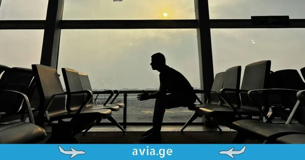 მამაკაცი აეროპორტის მოსაცდელში