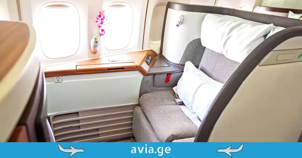 თვითმფრინავი დაფრინავს ამაზონის მწვანე ჯუნგლების თავზე - avia.ge