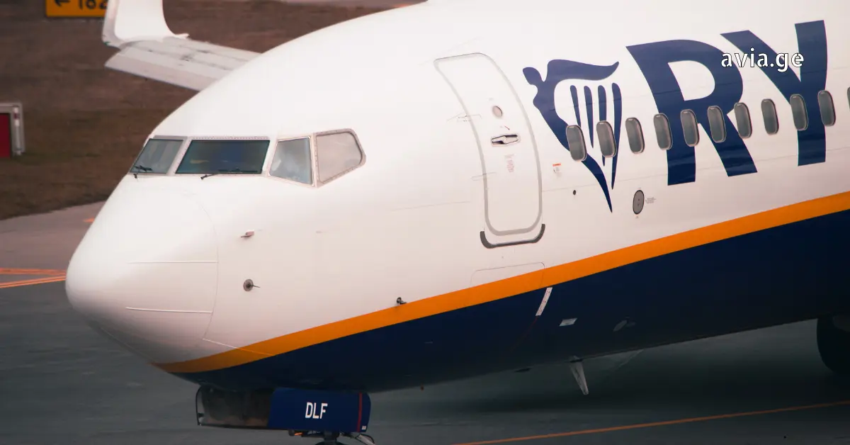 ავიაკომპანია Ryanair-ის (რაიანეარი) ბოინგ 737-800 თვითმფრინავის ცხვირი ასაფრენ ბილიკზე.