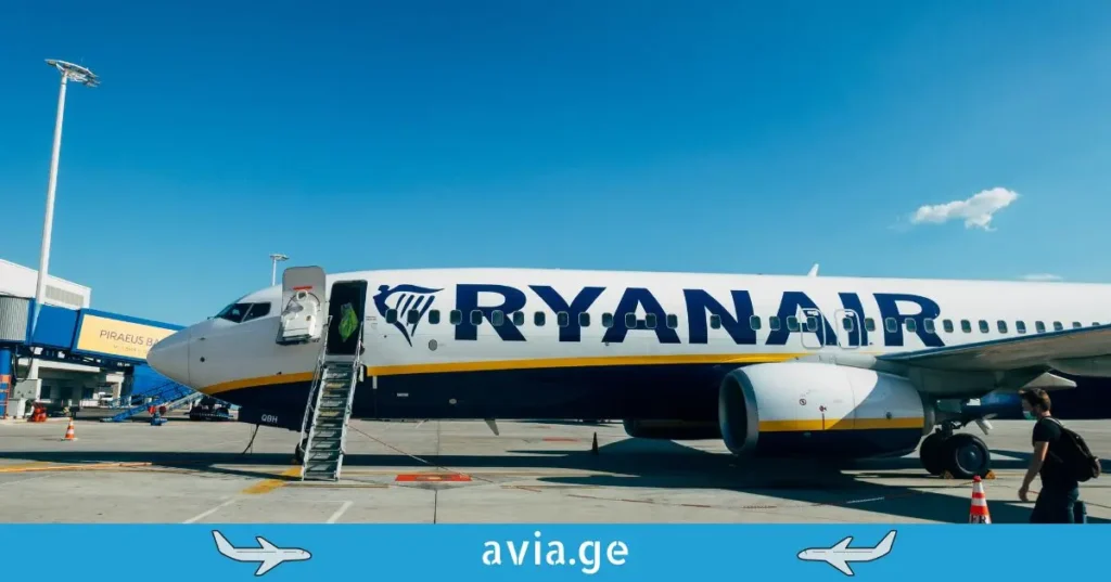 Ryanair-ის თვითმფრინავი აეროპორტის ასაფრენ ბილიკზე, მგზავრი ჩასხდომისას.