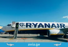 Ryanair-ი და სხვა ლოუკოსტერები ბარგის გადაზიდვის წესებს ცვლიან: დასრულდა “პატარა ჩანთების” ეპოქა? Ryanair-ის თვითმფრინავი აეროპორტის ასაფრენ ბილიკზე, მგზავრი ჩასხდომისას.