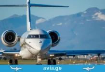 თვითმფრინავის ბორტზე თამბაქოს მოხმარების სამართლებრივი შედეგები: ჯარიმები და ავიაკომპანიების სანქციები კერძო ბიზნეს ჯეტი ასაფრენ ბილიკზე, მთების ფონზე, avia.ge-ს ლოგოთი.