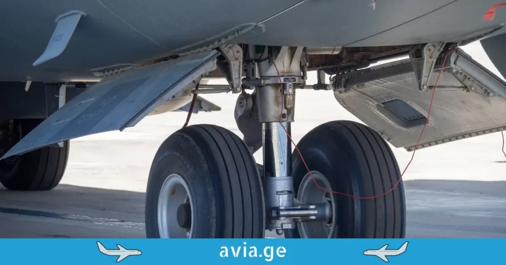თვითმფრინავის შასის (ბორბლების) მექანიზმი ახლო ხედით, avia.ge-ს ლოგო