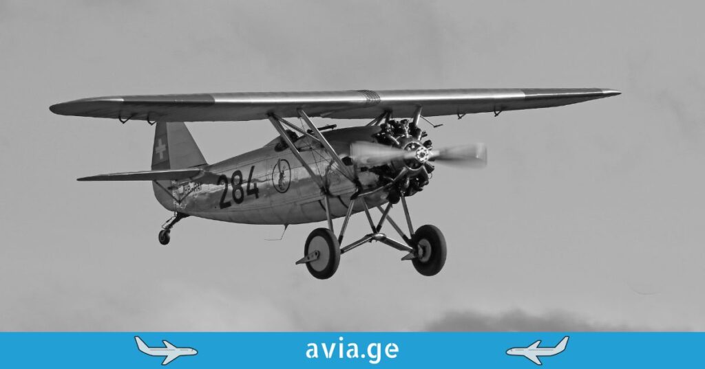 შავ-თეთრი რეტრო ფოტო: ძველი ერთძრავიანი თვითმფრინავი ფრენისას - avia.ge