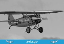 ადამიანი, რომელმაც თვითმფრინავი მოიპარა, რომ ბარში დროულად მიეღწია შავ-თეთრი რეტრო ფოტო: ძველი ერთძრავიანი თვითმფრინავი ფრენისას - avia.ge