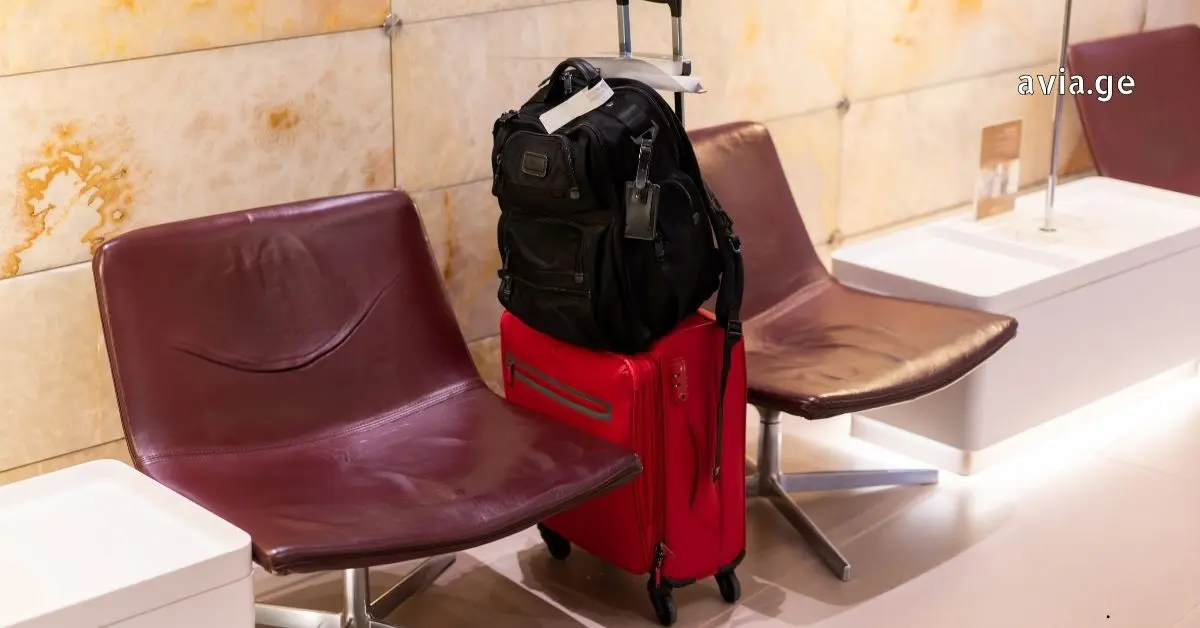 სამგზავრო ბარგი აეროპორტის მოსაცდელში
