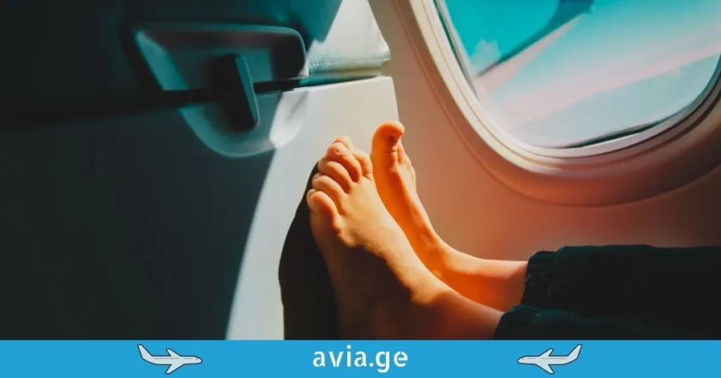 შიშველი ფეხები თვითმფრინავის სალონში