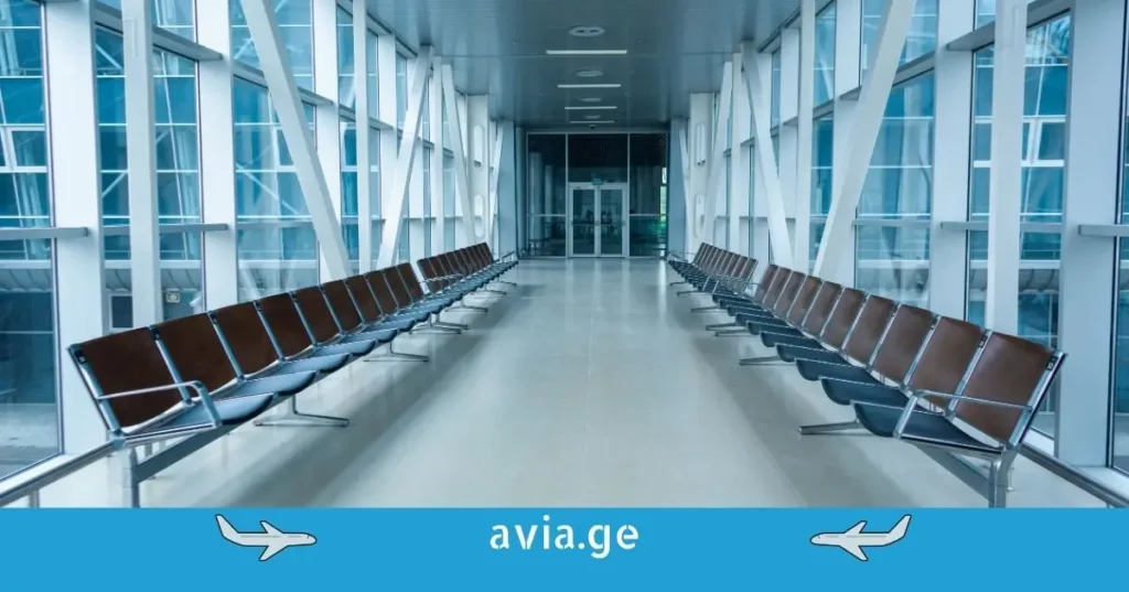 აეროპორტის ცარიელი დერეფანი