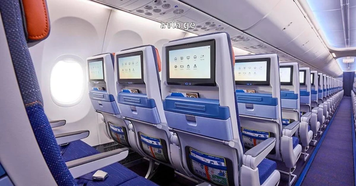 flydubai-ის თვითმფრინავის სალონი სავარძლებითა და ეკრანებით
