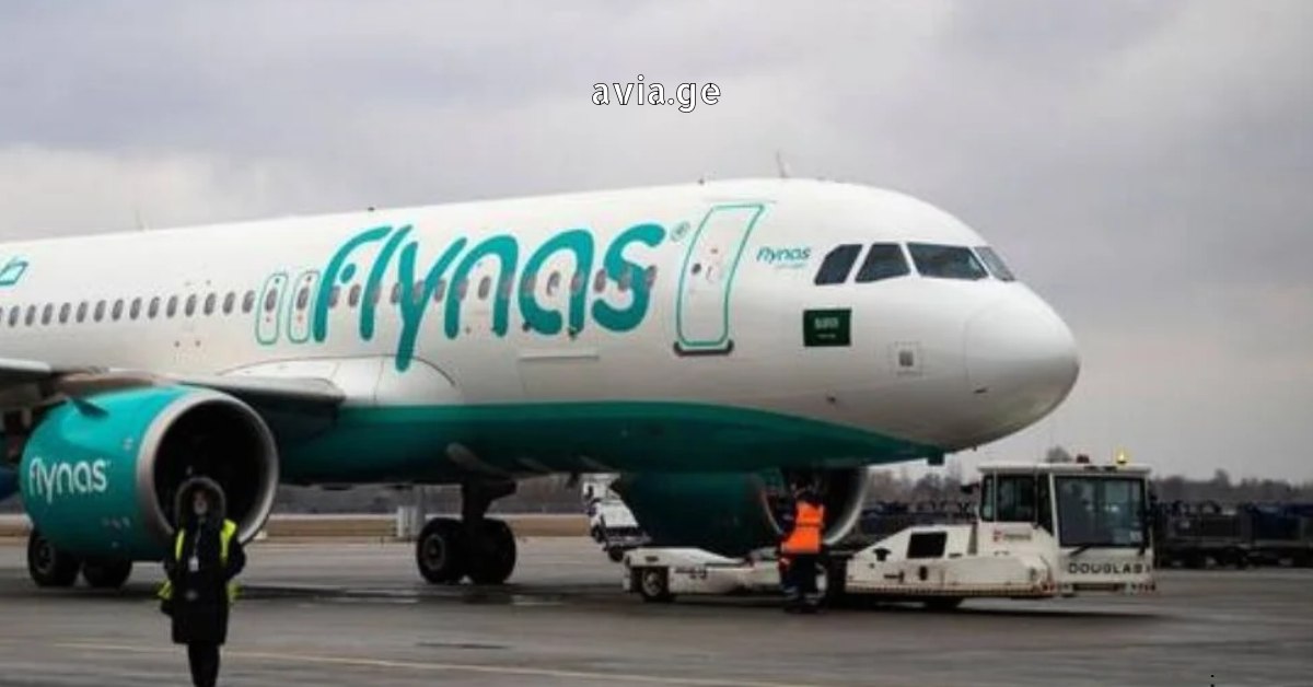 Flynas-ის თვითმფრინავი აეროპორტის სადგომზე